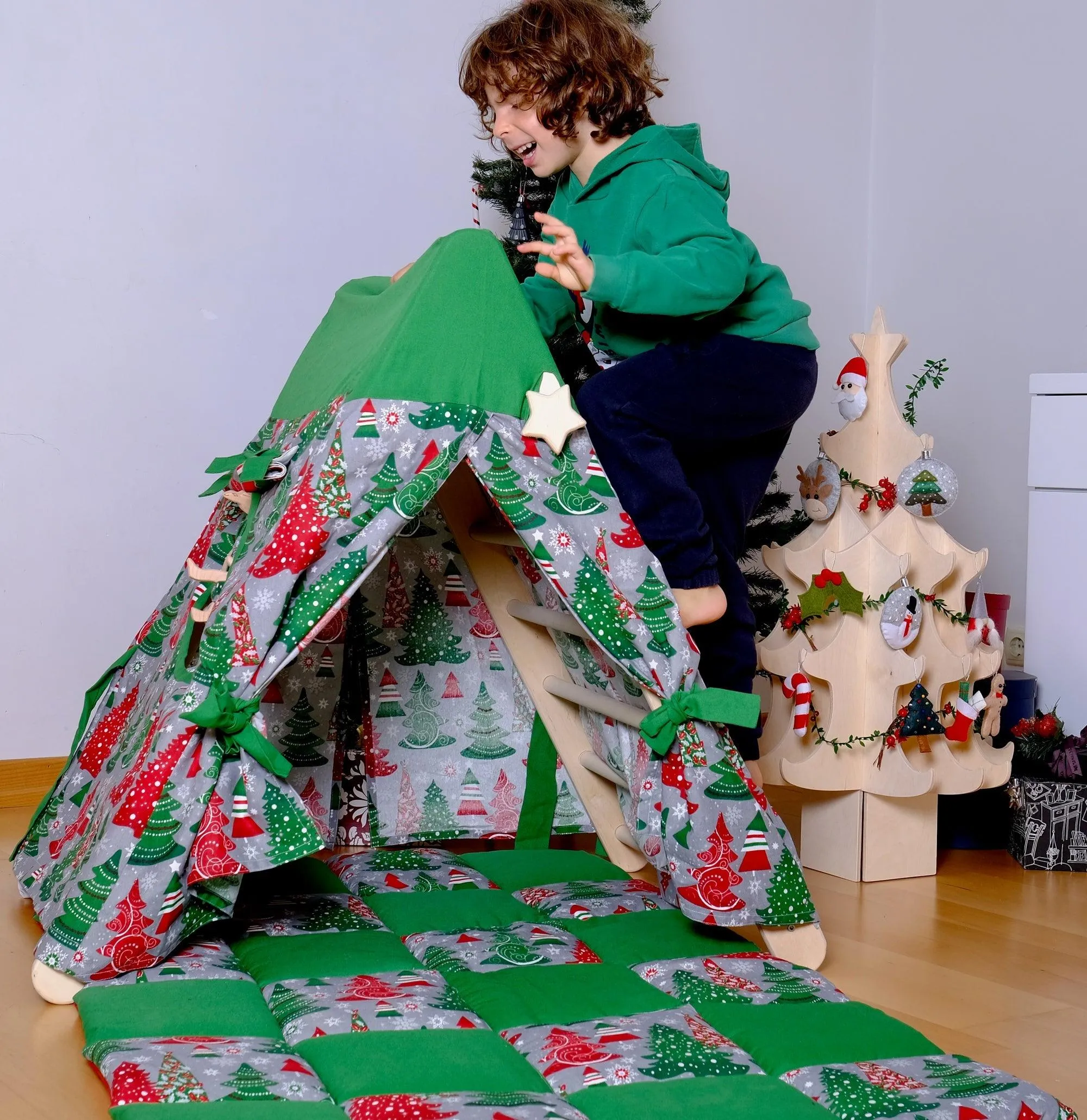 Climbing Triangle With Christmas Tent Cover, Mat, Ramp